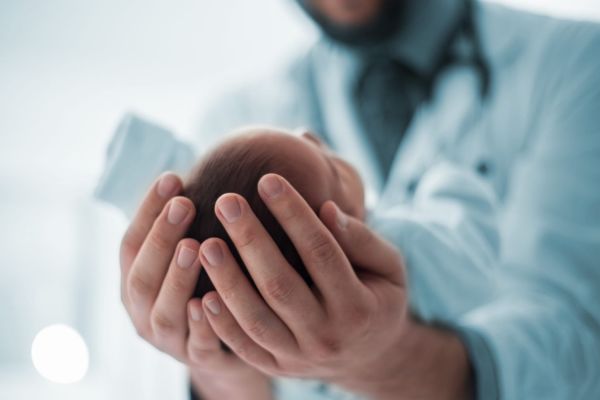 Comment soigner la plagiocéphalie et autres déformations crâniennes des bébés ?